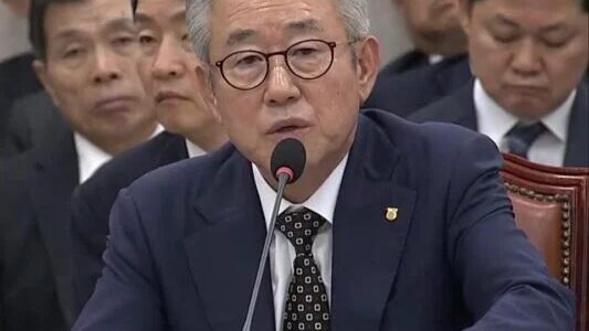 강호동 농협중앙회장이 16일 국회 농림축산식품해양수산위원회 농협중앙회 국정감사에서 윤준병 더불어민주당 의원으로부터 회장 선거 관련 금품수수 의혹 기사를 막는 데 중앙회 홍보비 1억원이 쓰였다는 지적을 받았다. (출처=국회방송)