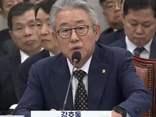 강호동 농협중앙회장이 16일 국회 농림축산식품해양수산위원회 농협중앙회 국정감사에서 윤준병 더불어민주당 의원으로부터 회장 선거 관련 금품수수 의혹 기사를 막는 데 중앙회 홍보비 1억원이 쓰였다는 지적을 받았다. (출처=국회방송)