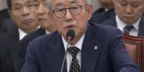 강호동 농협중앙회장이 16일 국회 농림축산식품해양수산위원회 농협중앙회 국정감사에서 윤준병 더불어민주당 의원으로부터 회장 선거 관련 금품수수 의혹 기사를 막는 데 중앙회 홍보비 1억원이 쓰였다는 지적을 받았다. (출처=국회방송)