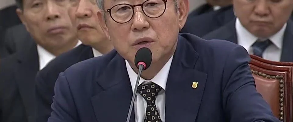 강호동 농협중앙회장이 16일 국회 농림축산식품해양수산위원회 농협중앙회 국정감사에서 윤준병 더불어민주당 의원으로부터 회장 선거 관련 금품수수 의혹 기사를 막는 데 중앙회 홍보비 1억원이 쓰였다는 지적을 받았다. (출처=국회방송)