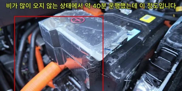 스타리아 EV 차주가 비 오는 날 주행한 뒤 보닛을 열어 촬영한 모터룸 내부. 주황색 고전압 케이블이 연결된 부품 덮개 위로 빗물이 맺혀 흘러내리고 있다. 차주는 비가 많이 오지 않는 상태에서 약 40분 운행한 뒤의 모습이라고 설명했다. (출처=제보자 제공)