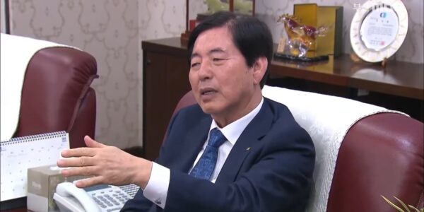 2020년 7월 21일 부산MBC 보도에서 허용도 당시 부산상공회의소 회장이 사무실에서 발언하고 있다. 허 회장은 최근 노조 탄압 의혹으로 국정감사 증인에 채택됐으나 지난 16일 불출석했다. (출처=부산MBC 유튜브 영상 갈무리)