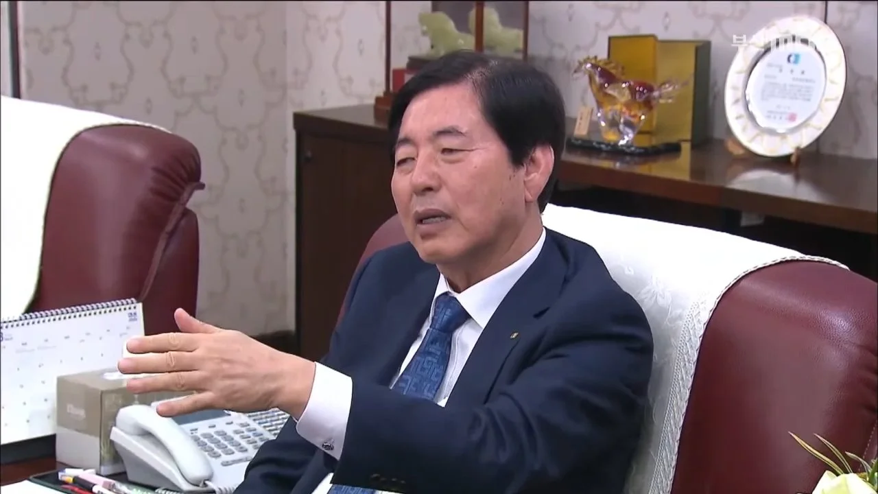 2020년 7월 21일 부산MBC 보도에서 허용도 당시 부산상공회의소 회장이 사무실에서 발언하고 있다. 허 회장은 최근 노조 탄압 의혹으로 국정감사 증인에 채택됐으나 지난 16일 불출석했다. (출처=부산MBC 유튜브 영상 갈무리)